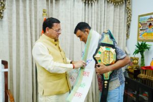 मुख्यमंत्री धामी से एमएफएन लाइटवेट विश्व चैम्पियन दिगंबर सिंह रावत ने की शिष्टाचार भेंट