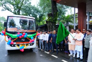 मुख्यमंत्री ने 11 स्वच्छ ईंधन आधारित वाहनों को किया फ्लैग ऑफ